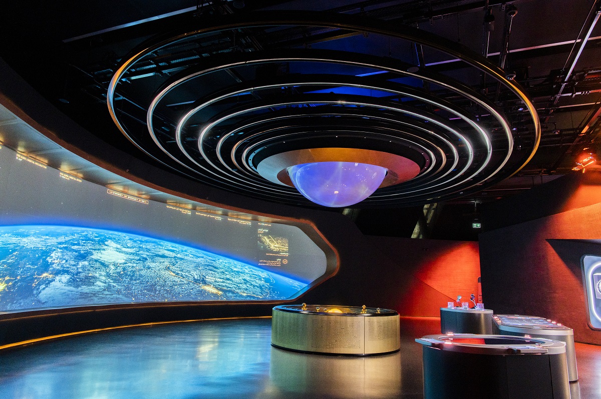 巨大プロジェクターに移る地球に注目！