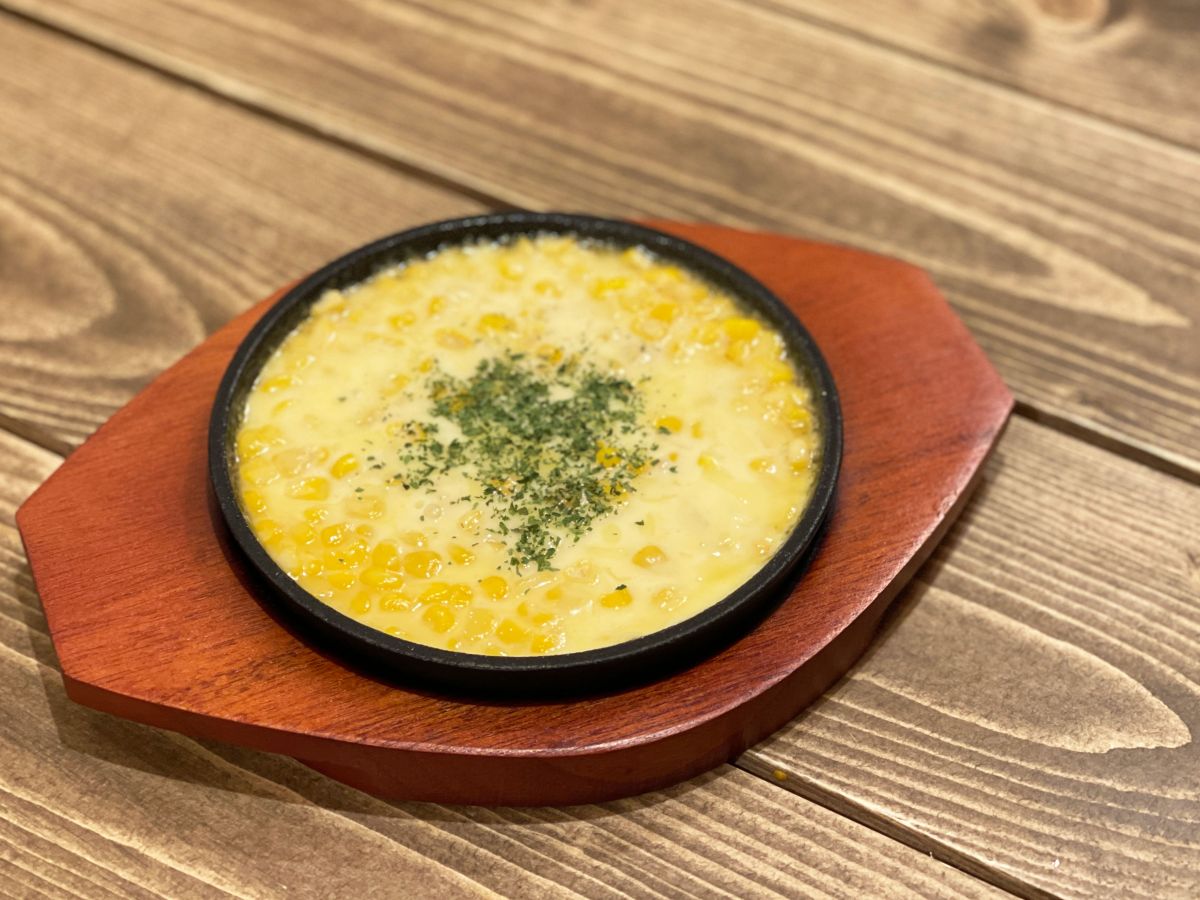 「お通し（コーンチーズ）」1人前 500円 ※写真は2人前