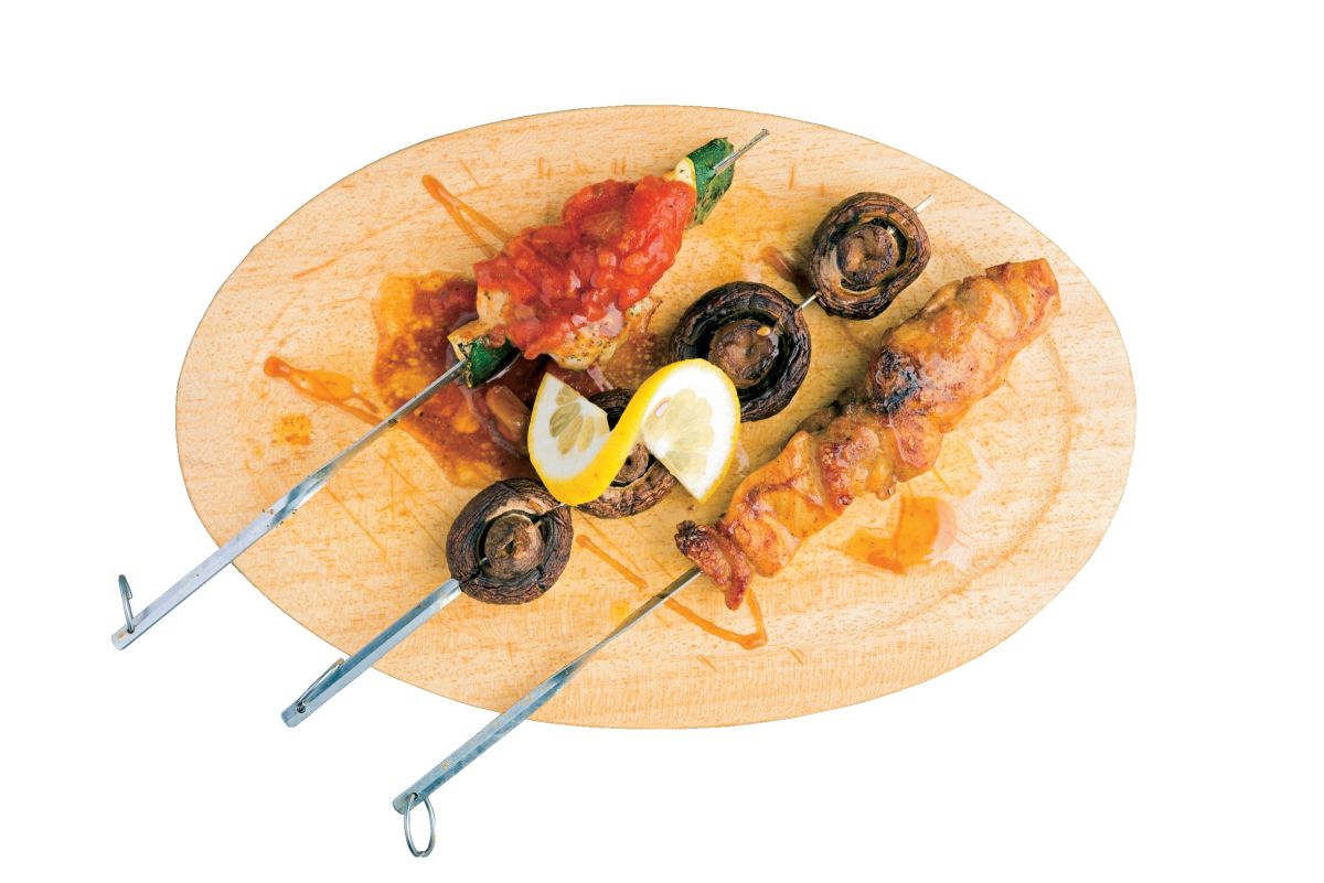 手作りソーセージや鉄串セットなど、素材を生かした料理が味わえる