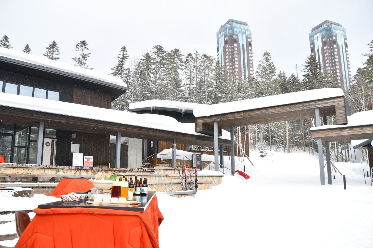 星野リゾート　トマム　スキーインスキーアウトこたつラウンジ