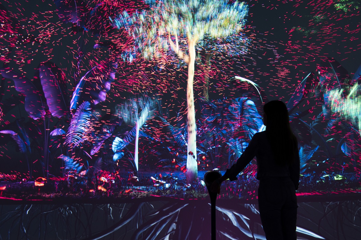 アーティステックな映像が印象的な「ラボ」。生態系が変わっていく実験を見るかのよう