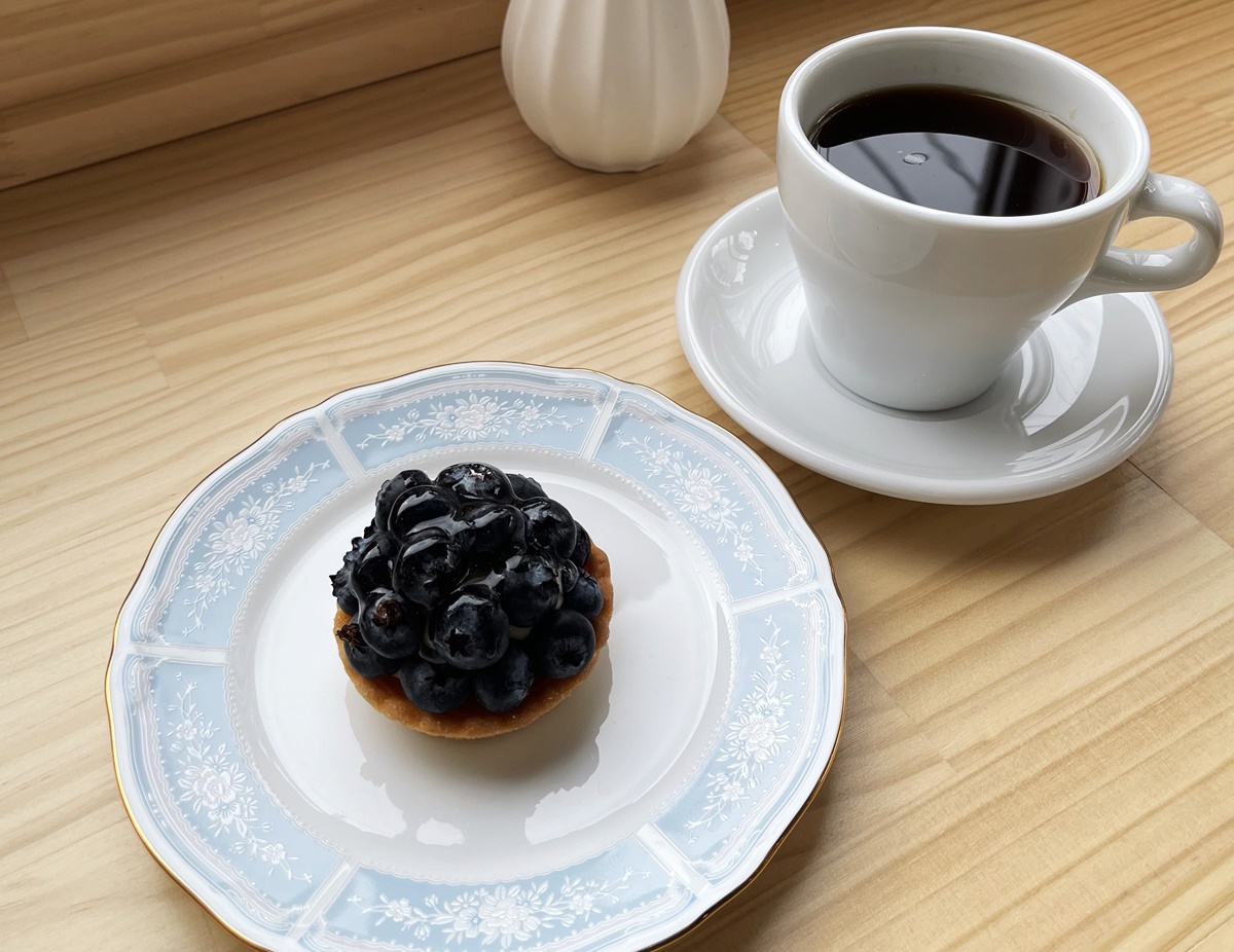 （左から）「ブルーベリー」700円、「オーガニックグリーンコーヒー」580円