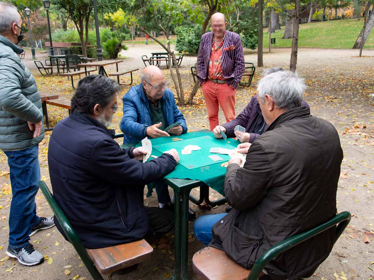 公園で遊ぶ人々