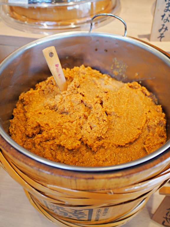 人気の天然みそ「馬鹿ばやし」の商品名は、「米五」ゆかりの神社で行われる伝統芸能に由来しています