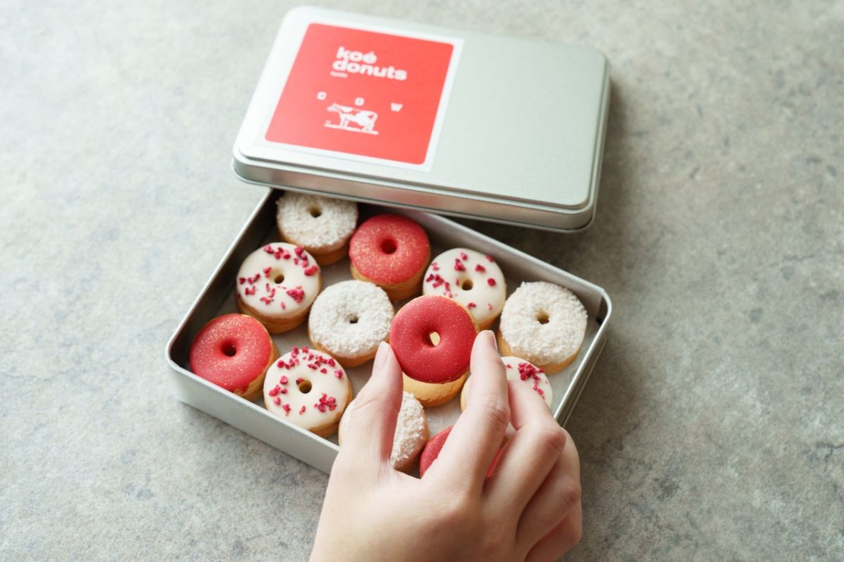 「カウブランド 赤箱&times;koe donuts クッキー缶」1980円