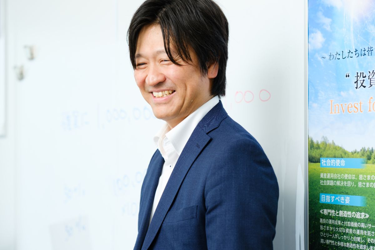 セゾン投信　マルチマネージャー運用部長の瀬下さん。2007年3月のファンド設定時より運用を担当し、2011年よりポートフォリオマネージャー。「金融の中の人」ってなんか怖そう…という編集部の不安も一気に吹き飛ぶスマイル！