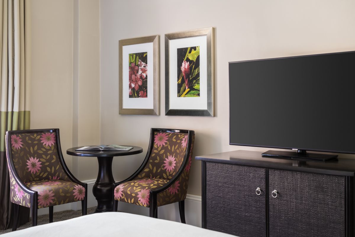 　大画面のフラットスクリーン／The Royal Hawaiian, a Luxury Collection Resort, Waikiki
