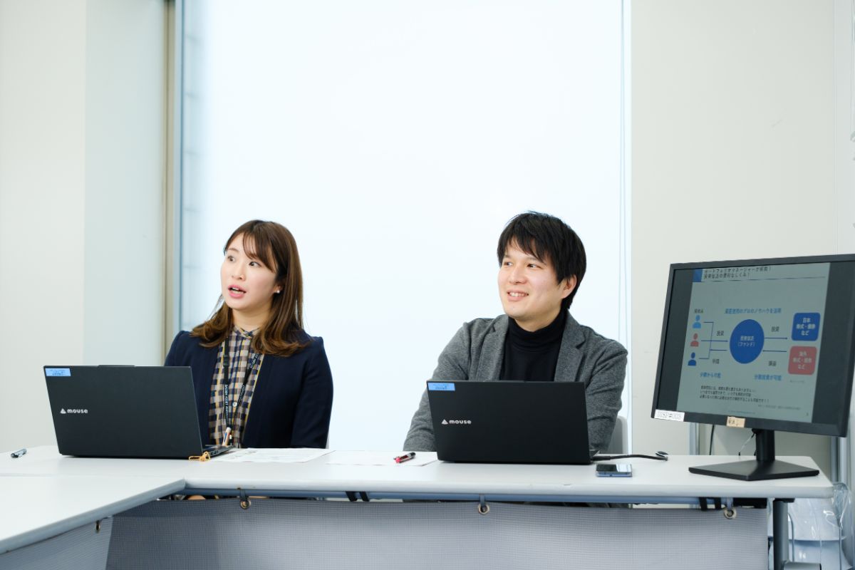 写真右からセゾン投信の山根尚之さん、内田美晴さん。WEBコンテンツなどでの情報発信を担当中