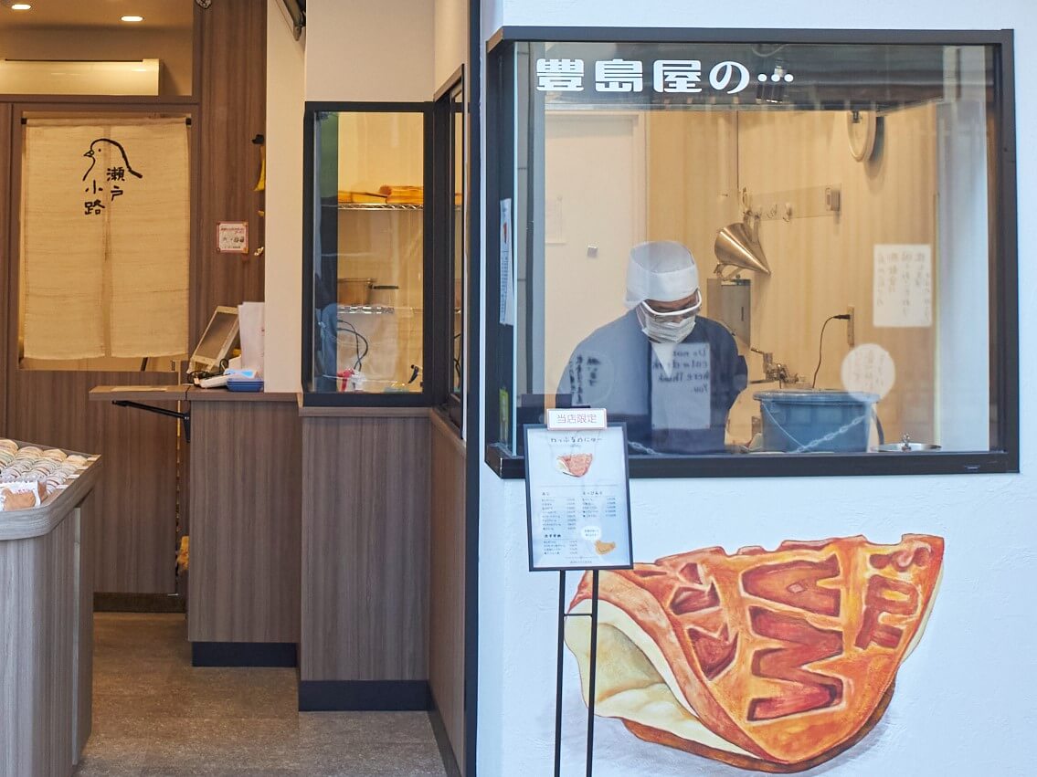 ガラス越しに手焼きの様子を見ることもできます