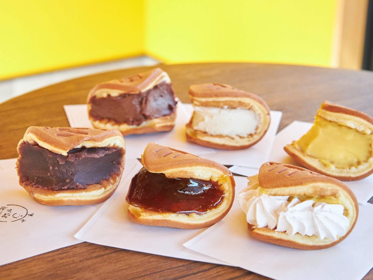 写真左手前から時計回りに「小豆あん」250円、「チョコクリーム」「クリームチーズ」「カスタードクリーム」各280円、「生クリーム」「あんずジャム」各250円 