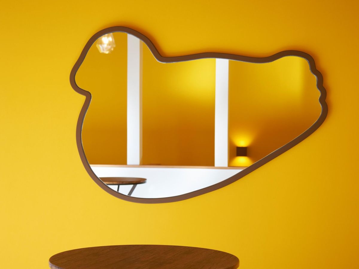 店内の鏡も「鳩サブレー」の形に♪