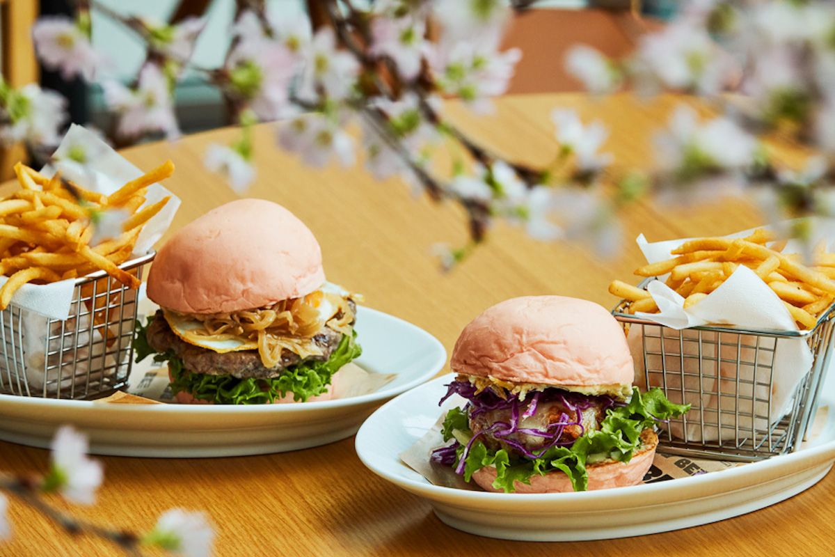 左から「BeBu桜バーガー」、「桜海老バーガー」各2000円