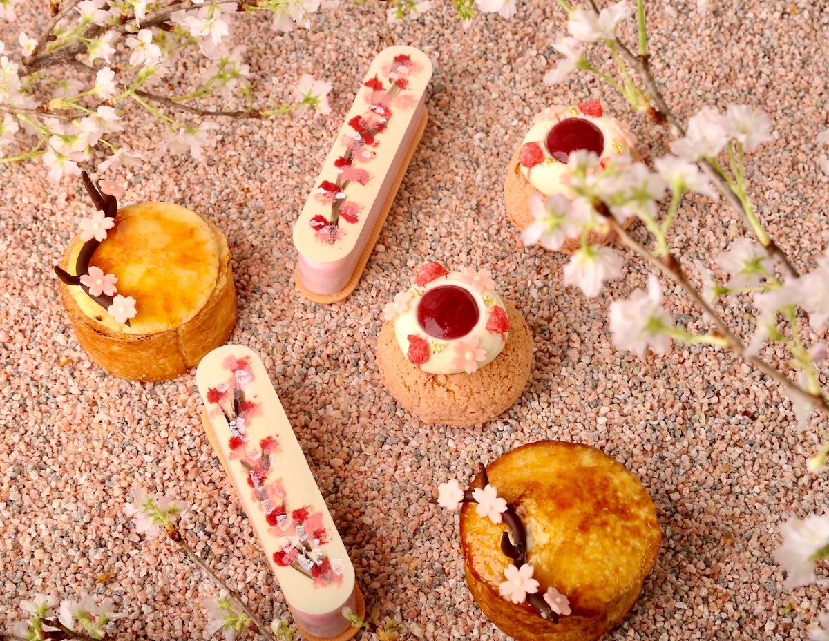 左から「SAKURAサンシャイン」920円、「HANAMI」5,200円（18cm） 920円（12cm）、「SAKURAシュー」820円