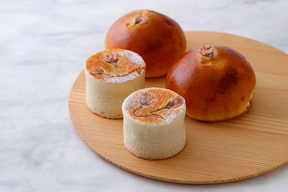 左から「さくら抹茶あんぱん」、「道明寺 さくらあんぱん」各450円