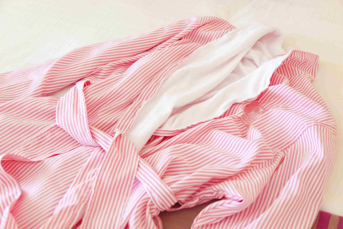 ロイヤルハワイアン フレッテ ピンク＆ホワイト シアサッカーライン ロゴローブ165ドル／ Collections of Waikiki