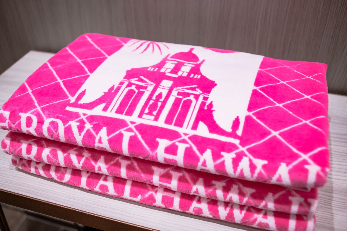 ロイヤルハワイアンロゴビーチタオル88ドル／ Collections of Waikiki