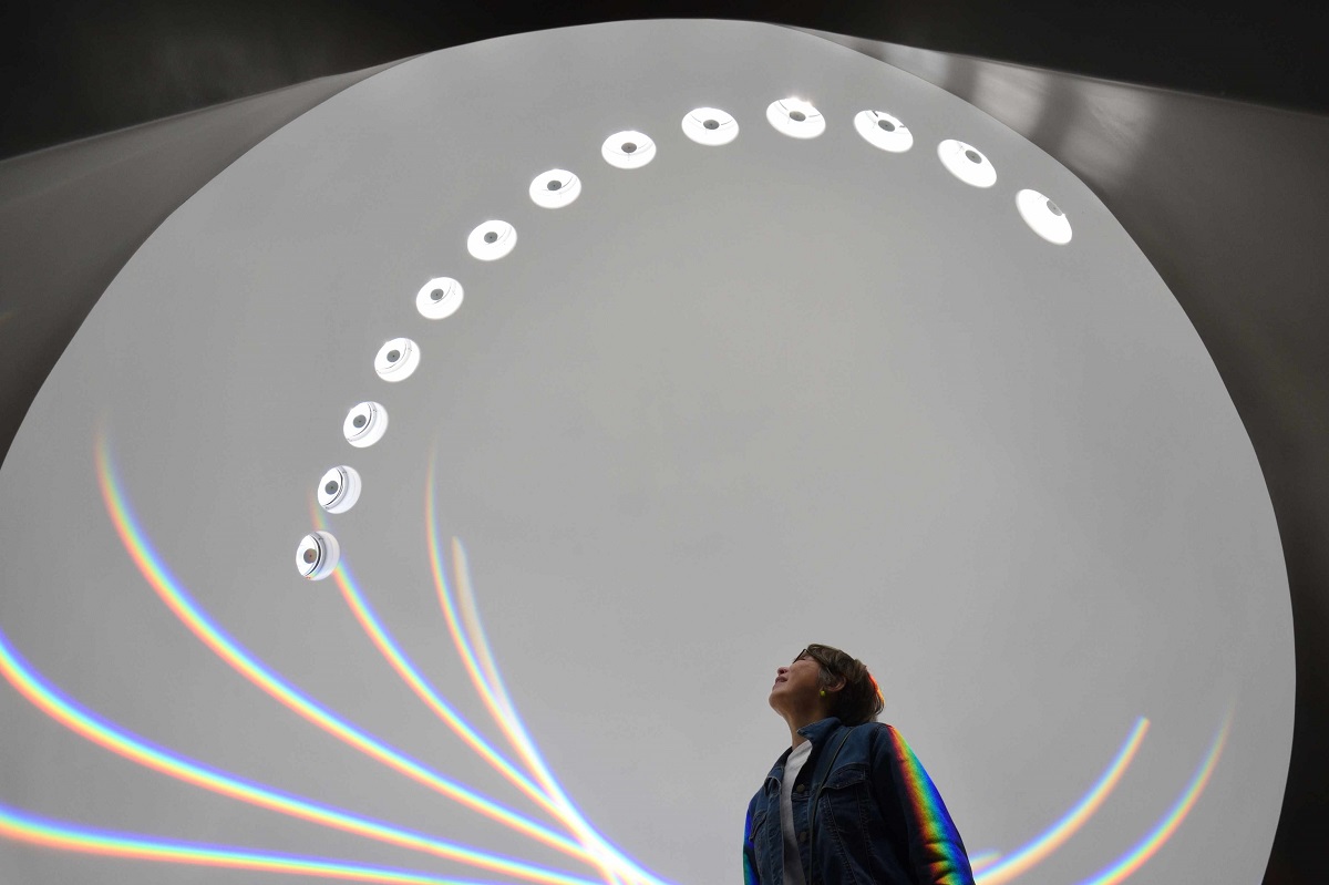 中に入ると太陽の動きに従って内部に結ぶ虹の像が刻々と変わる体感型の作品　撮影:宮地工