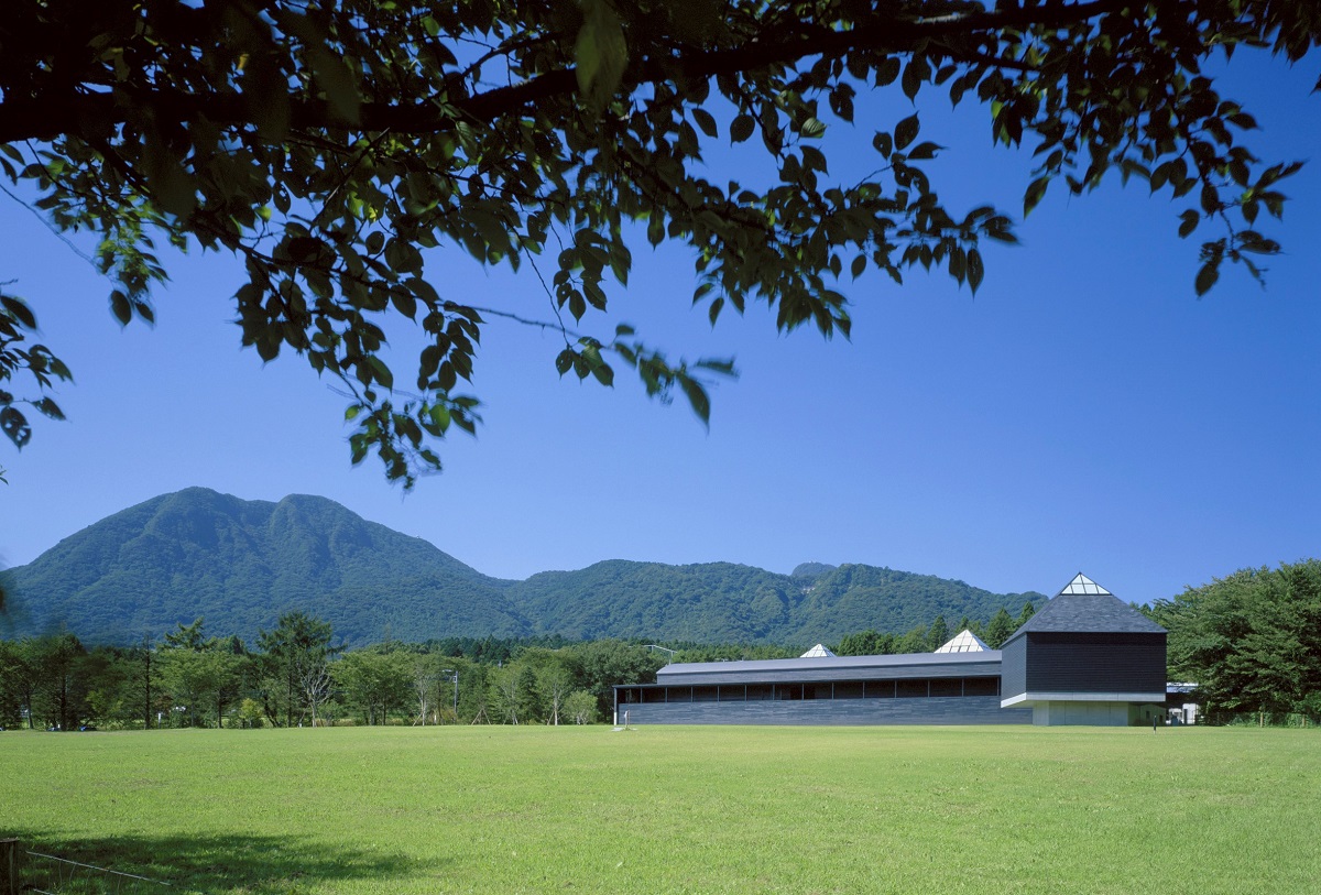 榛名山と特別展示室「觀海庵」　撮影：齋藤さだむ