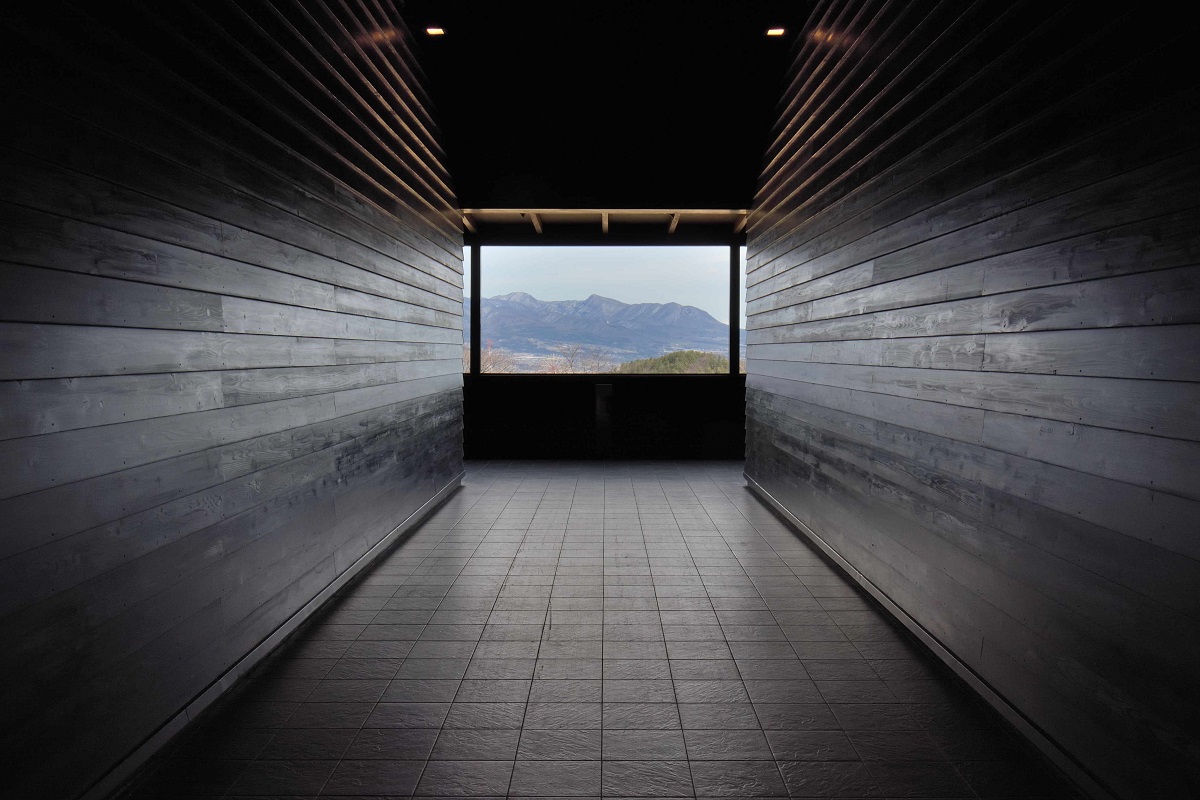 本館と「觀海庵」を結ぶ廊下の正面に見える赤城山。まるで一幅の絵のようです　撮影:宮地工