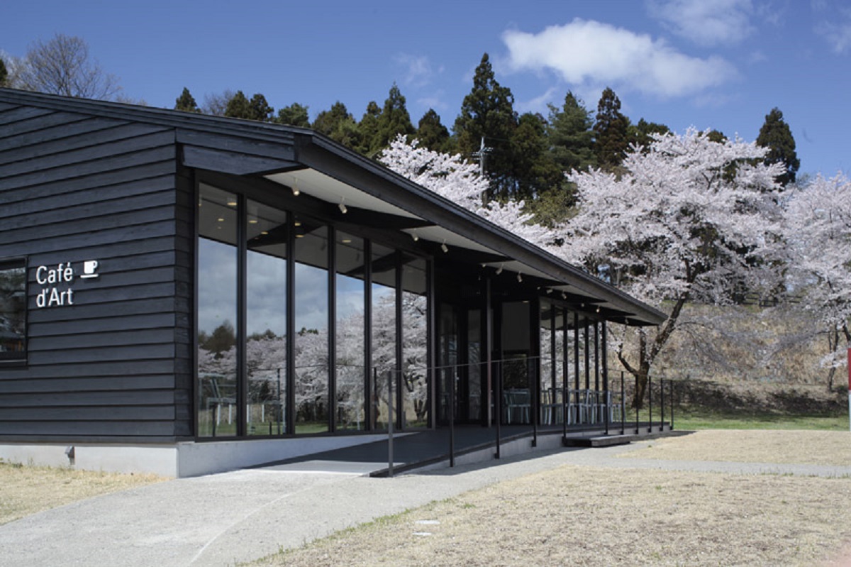 大きな窓と高い天井をもつ開放的なカフェ　撮影：齋藤さだむ