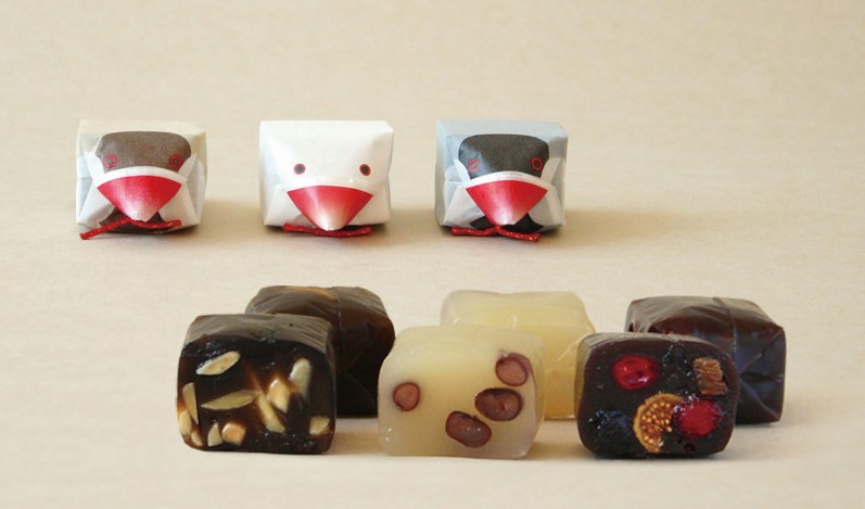 （左から）加賀棒茶・白い珈琲味・加賀紅茶味。「金澤文鳥」（1箱5個入 各1458円）