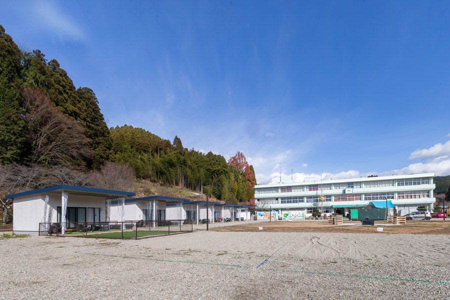 校庭の中央にはファイヤーピットが設置されていて焚き火が楽しめます