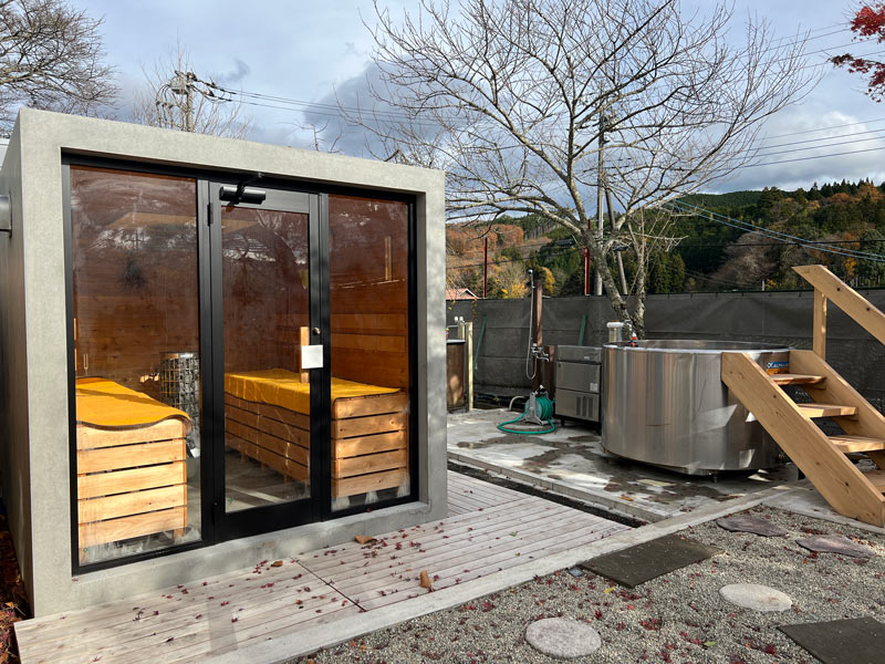 屋外シャワーや五右衛門風呂もあるサウナエリア/©那須ユートピア美野沢アートビレッジ