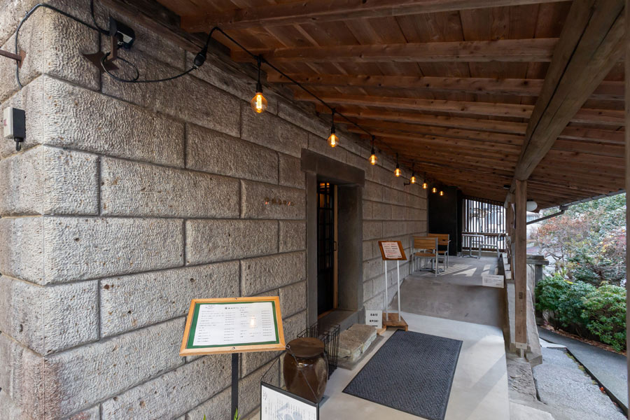 裏手にまわると現れる鉢石カフェ