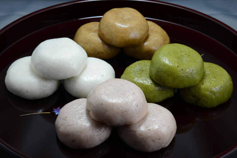 「四色饅頭」4個入り（各色1個）700円／©湯沢屋