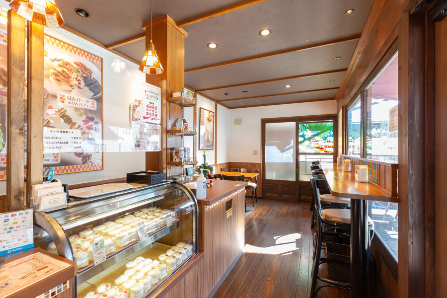 日光街道を眺めながら食事できる席もあります