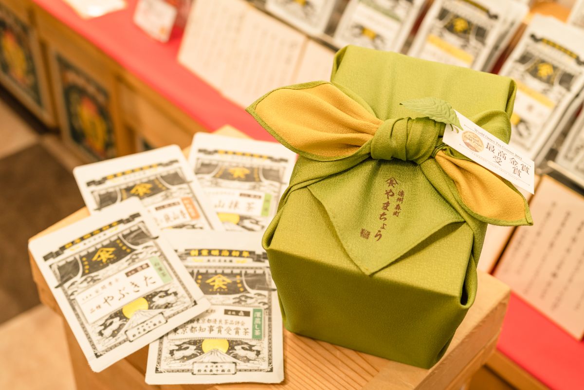 左：「静岡 茶匠の逸品」1袋540円、右：「極みの茶箱（桐製ミニ茶箱付）」12000円