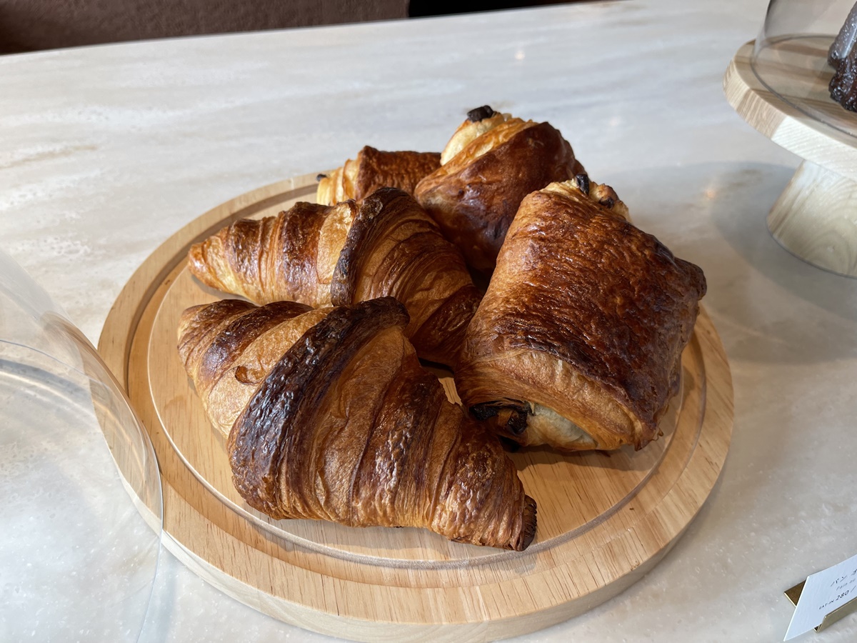 （左から）「クロワッサン」、「パン・オ・ショコラ」各270円