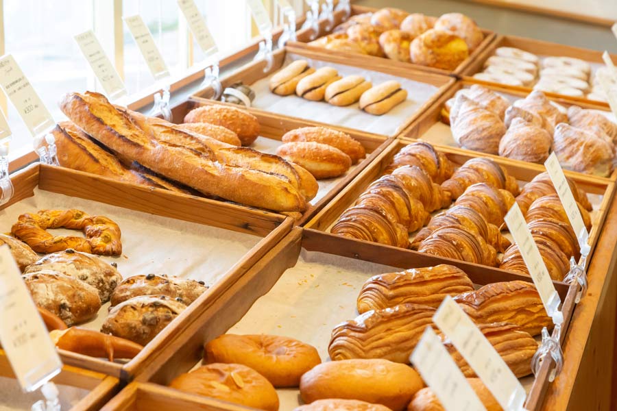 総菜パンやドーナツなども豊富に揃います