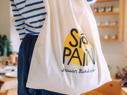 オリジナルデザインのエコバッグなどが人気です／©SHŌPAIN ARTISAN BAKEHOUSE