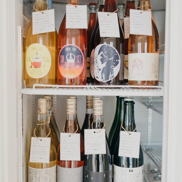 ナチュラルワインやクラフトビールが販売されています／©SHŌPAIN ARTISAN BAKEHOUSE