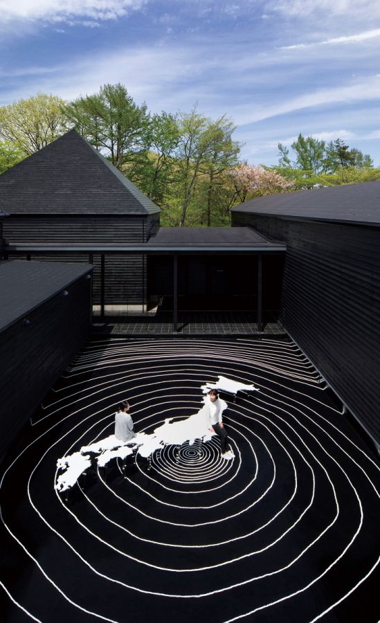 鈴木康広『日本列島のベンチ』 20142021年 cYasuhiro Suzuki 撮影：木暮伸也 日本列島のへそ・渋川から同心円が描かれた作品。施設のへそ(中心)に据えられています