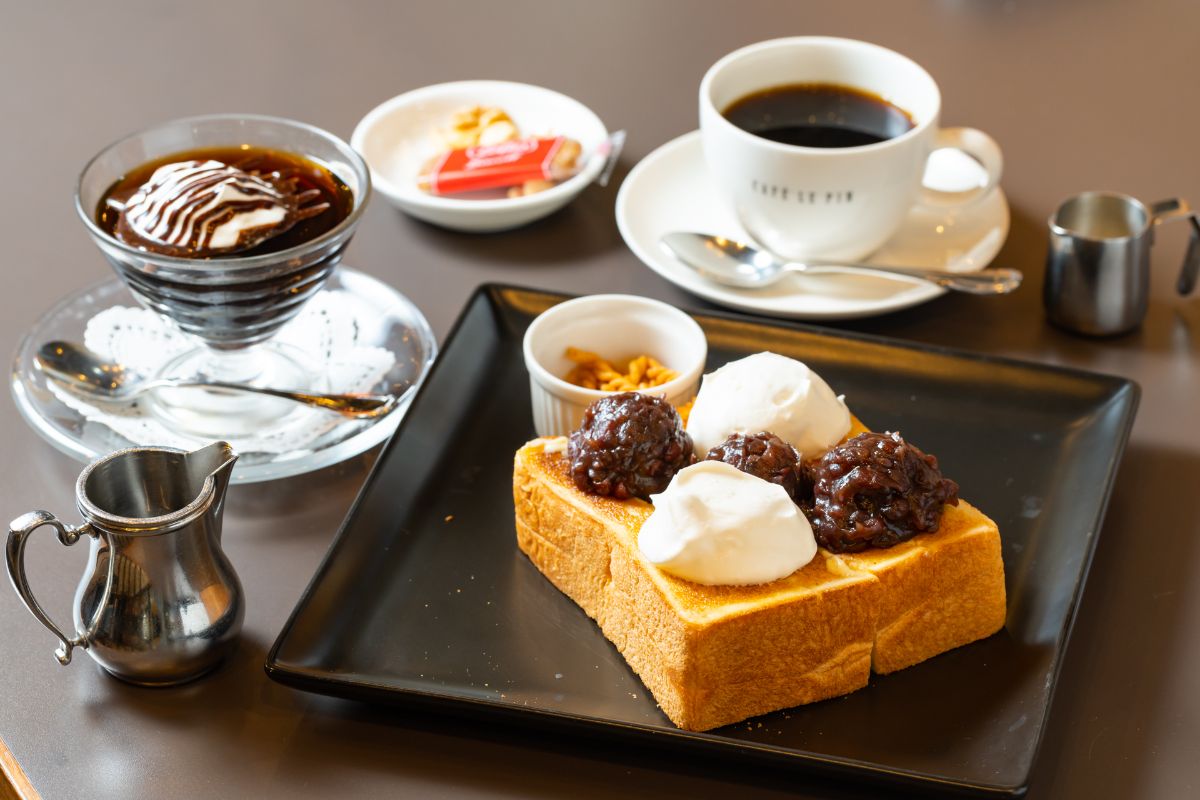 写真手前から時計回りに、「名古屋の定番 厚切り小倉トースト」600円、「コーヒーゼリー」480円、「ルパンブレンド」480円