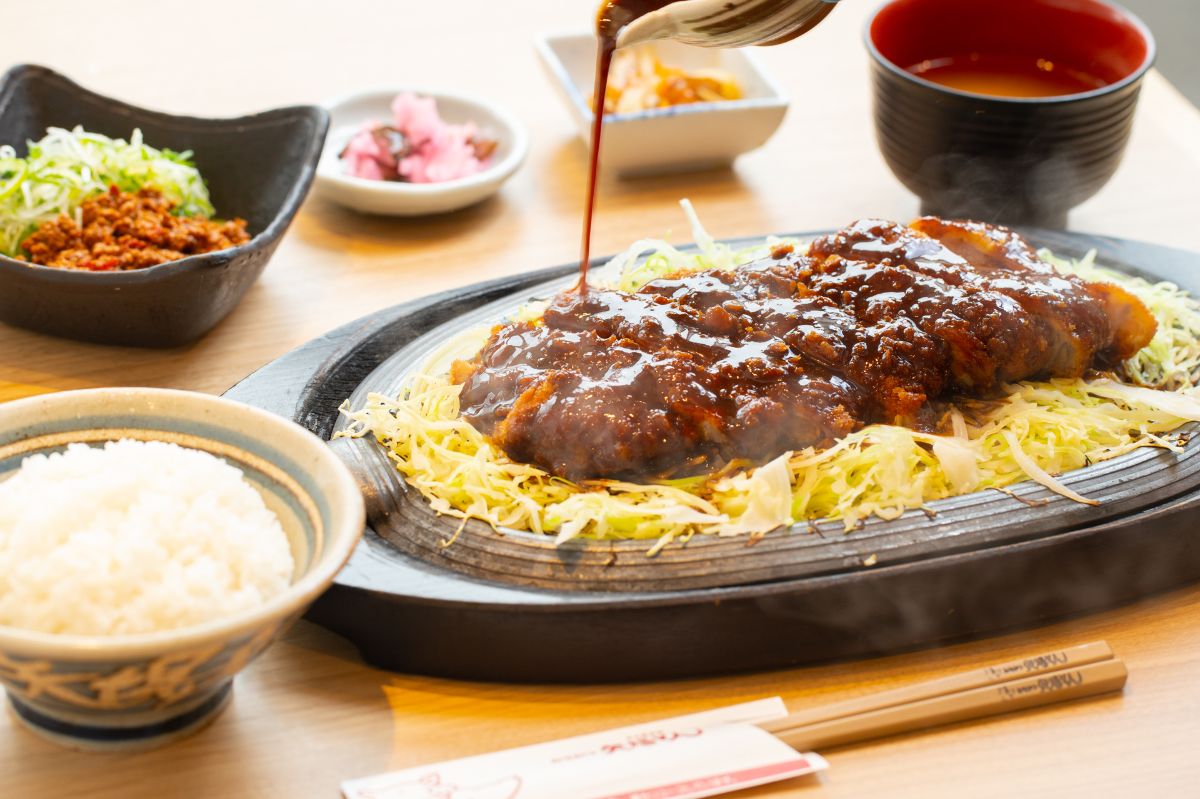 写真中央「極上リブ鉄板とんかつ定食」（200g）2000円。写真左「台湾みそ」315円をトッピング