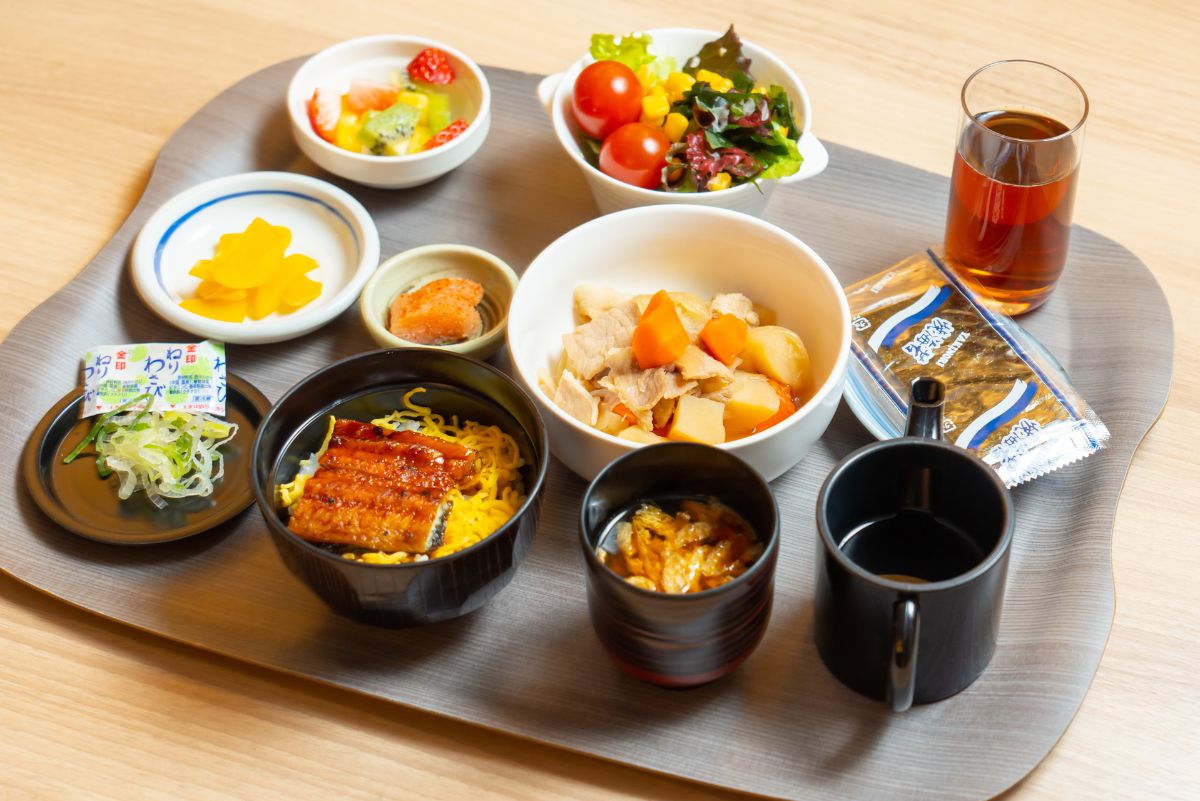 ひつまぶし、赤だし味噌汁の“なごやめし”。ひつまぶしはまずは薬味で味わい、次はだし汁を入れてお茶漬け風に