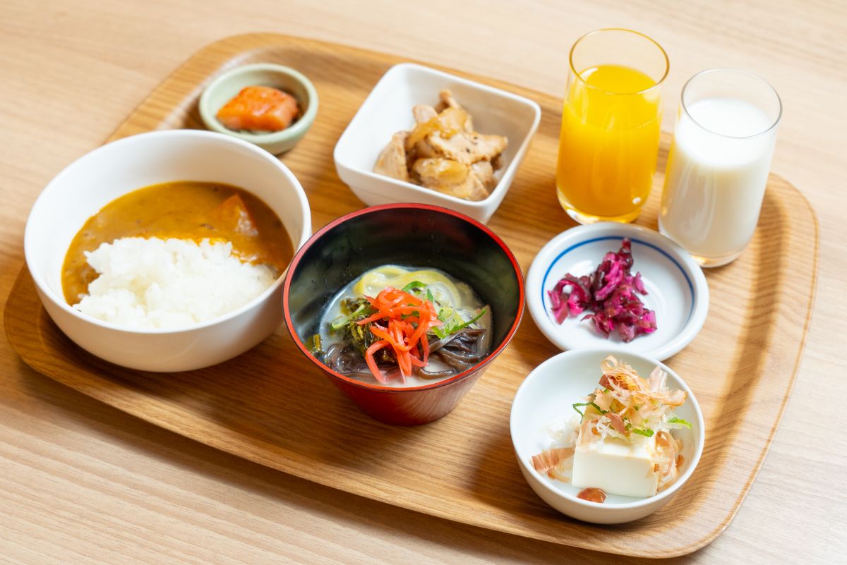 濃厚な豚骨ラーメンと辛子明太子の「福岡」モーニング