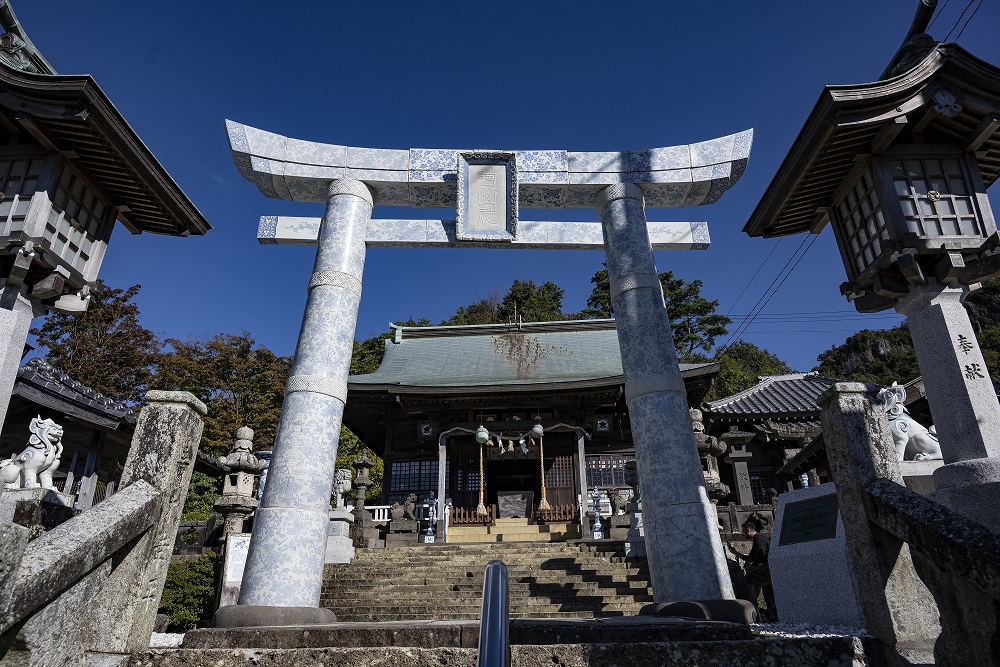 青空に映える磁器製の鳥居