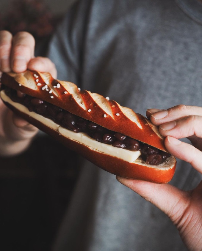 「あんバタープレッツェル」270円／©SHŌPAIN ARTISAN BAKEHOUSE