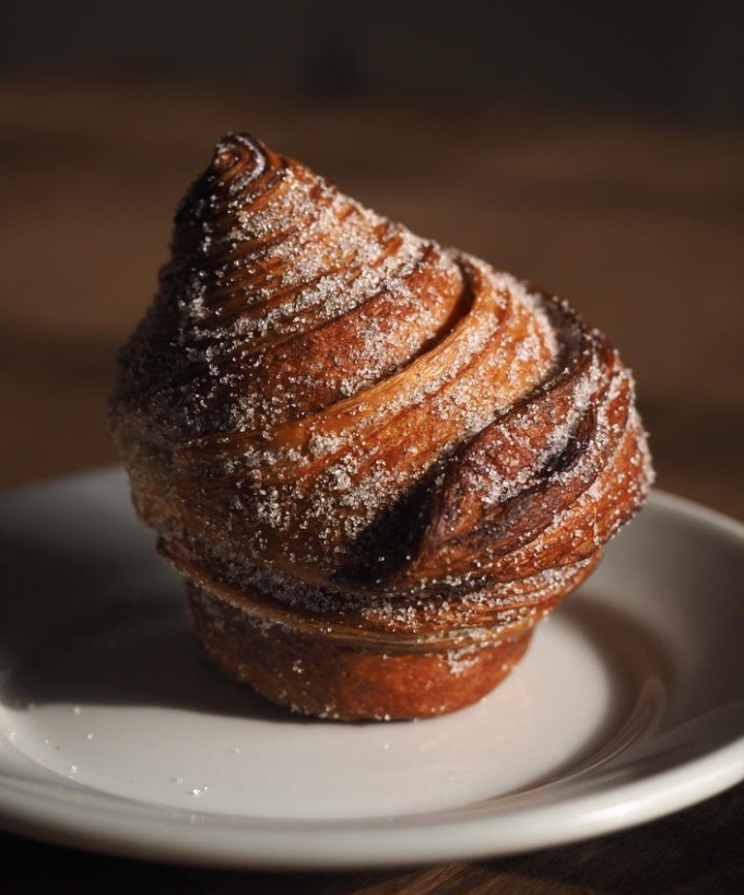 「シナモンロール」300円／©SHŌPAIN ARTISAN BAKEHOUSE