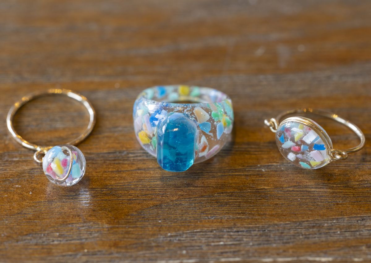 マイクロプラスチックのリング 左から：$38、$20、$38