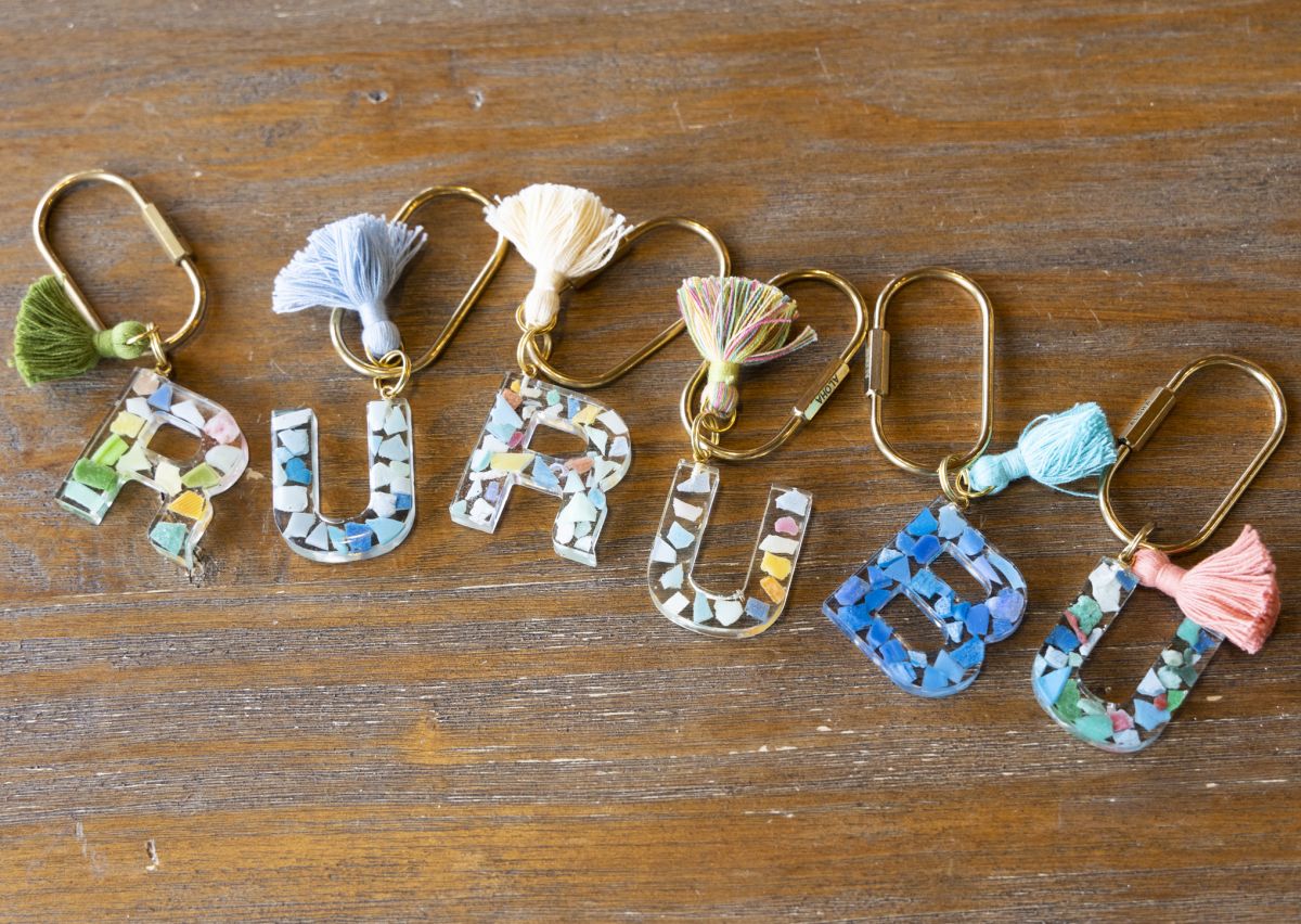 マイクロプラスチックのキーチェーン 各$26