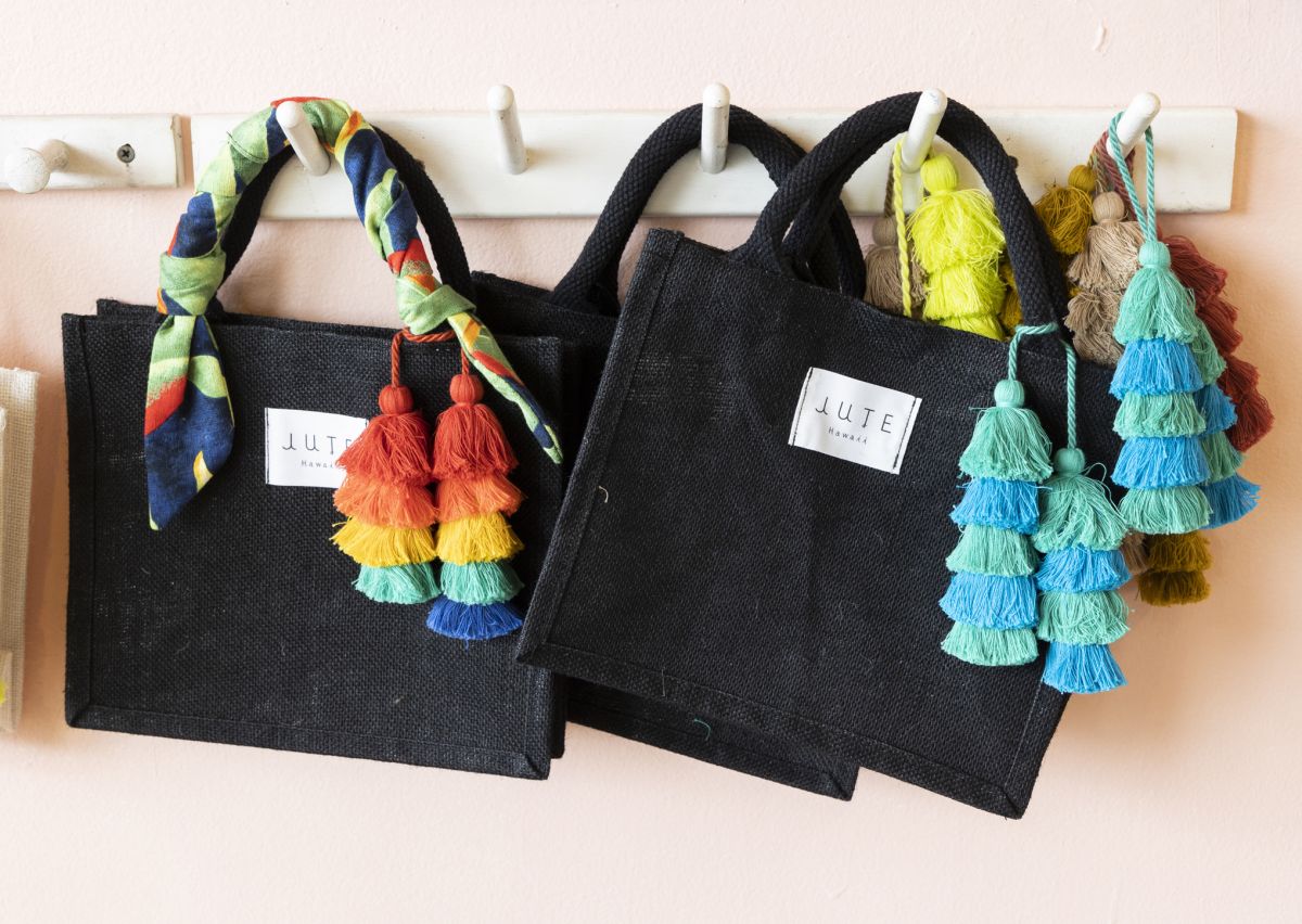 タッセルとリボン付きトート $52、タッセル付きトート $40、トートバッグ $36