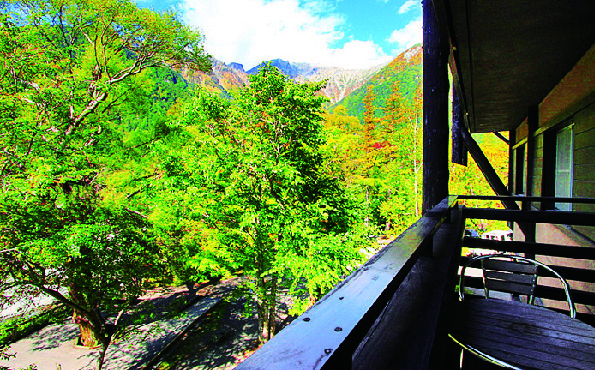 穂高連峰や焼岳、梓川などを望む