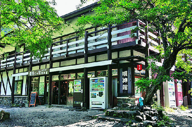 穂高神社奥宮への参道入口にある明神の一軒宿