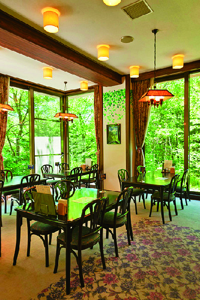夕食、朝食ともに美しい緑を眺めるレストランで楽しめる