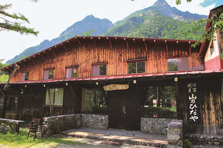 明神池付近にひっそりと立つ木造2階建ての宿